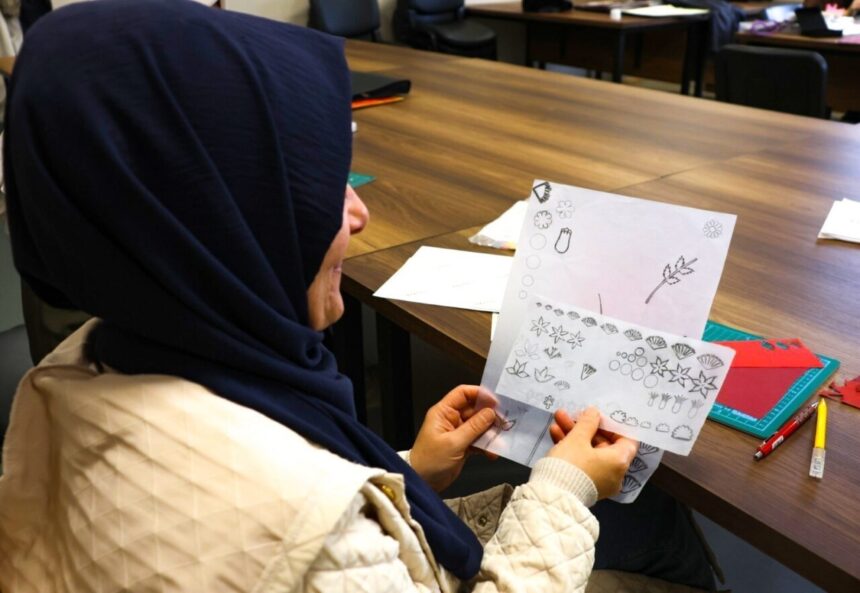 Ümraniye Belediyesi, geleneksel sanatları yaşatmak için katı’ sanatı eğitimlerine devam ediyor.