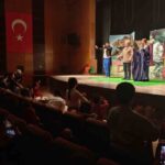 Kahramanmaraş Büyükşehir Belediyesi, çocuklar için “Gizemli Yolculuk” adlı tiyatro gösterisini sahneledi.