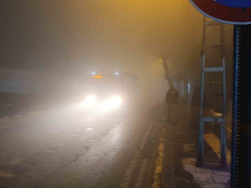 Kahramanmaraş’taki yoğun sis nedeniyle görüş mesafesi 10 metreye kadar indi. Kahramanmaraş’taki yoğun sis nedeniyle görüş mesafesi 10 metreye kadar indi.