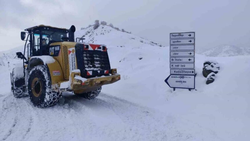 Kahramanmaraş’ta Büyükşehir Belediyesi, yoğun kar yağışına karşı 48 araçla kar küreme çalışmalarına devam ediyor.