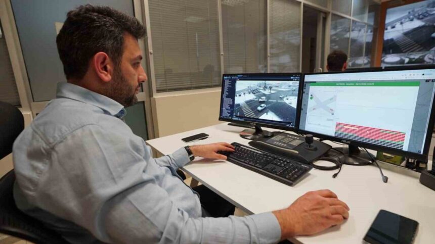 Kahramanmaraş’ta Trafik Yönetim Merkezi, 264 kamera ile yol durumunu anlık izliyor. Kahramanmaraş’ta Trafik Yönetim Merkezi, 264 kamera ile yol durumunu anlık izliyor.