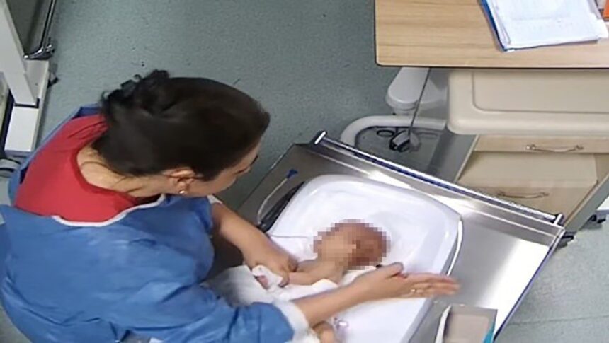 Kahramanmaraş’ta 5 günlük bebeğe şiddet iddiasıyla yargılanan hemşire tutuklandı. Kahramanmaraş’ta 5 günlük bebeğe şiddet iddiasıyla yargılanan hemşire tutuklandı.