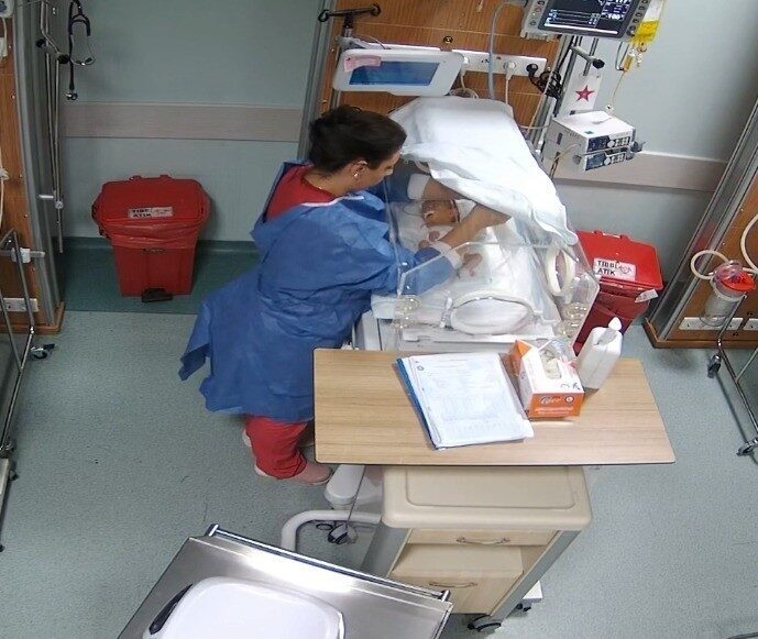 Kahramanmaraş’ta hastanede tedavi gören 5 günlük bebeğe şiddet uyguladığı iddiasıyla hemşire tutuklandı. Kahramanmaraş’ta hastanede tedavi gören 5 günlük bebeğe şiddet uyguladığı iddiasıyla hemşire tutuklandı.