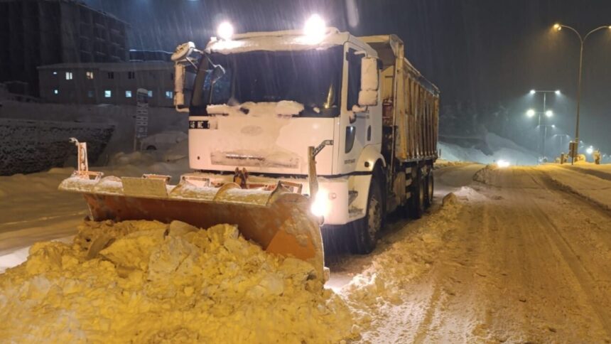 Kahramanmaraş’ta kar yağışı nedeniyle Büyükşehir Belediyesi yol açma ve kar temizleme çalışmalarına hız verdi. Kahramanmaraş’ta kar yağışı nedeniyle Büyükşehir Belediyesi yol açma ve kar temizleme çalışmalarına hız verdi.