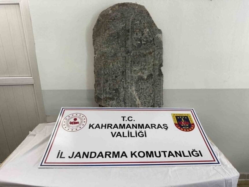 Kahramanmaraş’ta Jandarma, tarihi eser kaçakçılığına yönelik operasyonda Bizans mezar taşı ele geçirdi, 3 kişi gözaltına alındı. Kahramanmaraş’ta Jandarma, tarihi eser kaçakçılığına yönelik operasyonda Bizans mezar taşı ele geçirdi, 3 kişi gözaltına alındı.