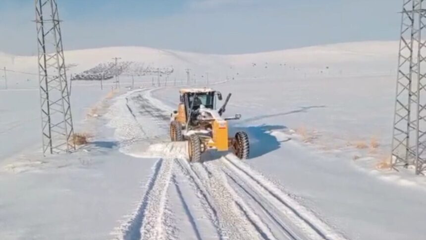 Büyükşehir Belediyesi, olumsuz hava koşullarında ulaşımın kesintisiz sağlanması için kar temizleme çalışmalarını sürdürüyor.
