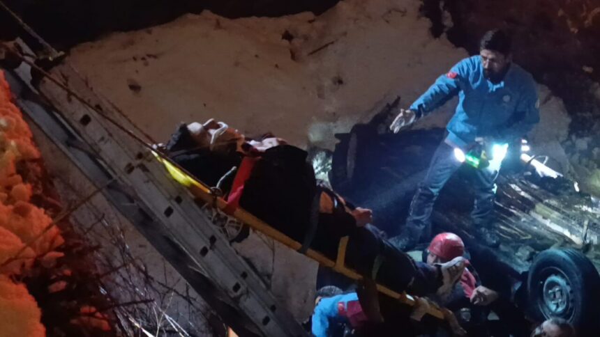 Onikişubat’ta otomobil köprüden düştü, 1’i ağır 5 kişi yaralandı. Onikişubat’ta otomobil köprüden düştü, 1’i ağır 5 kişi yaralandı.