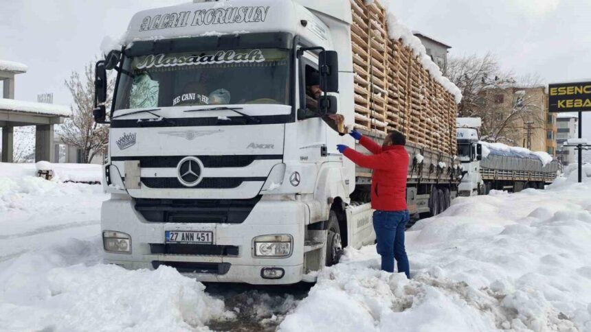 Kahramanmaraş Belediyesi, Kayseri yönündeki araç sürücülerine sıcak çorba ikram etti. Kahramanmaraş Belediyesi, Kayseri yönündeki araç sürücülerine sıcak çorba ikram etti.
