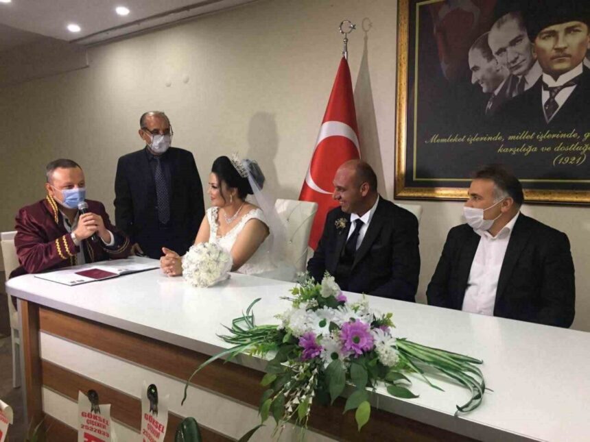 Zonguldak’ta elma yerken boğazına parça kaçan güvenlik görevlisi Nazmiye Esen son yolculuğuna uğurlandı. Zonguldak’ta elma yerken boğazına parça kaçan güvenlik görevlisi Nazmiye Esen son yolculuğuna uğurlandı.