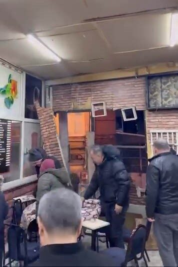 Bursa’daki kahvehanede oyun oynayanlar, duvar çökünceye kadar yerinden çıkmadı. O anlar kaydedildi.