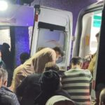 Artvin’de uçurumdan düşen aracın sürücüsünün kalbi durdu, doktor sedyede kalp masajı yaptı.