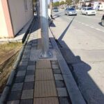 Afyonkarahisar’daki engelli yolunun üzerine dikilen elektrik direği dikkat çekti.