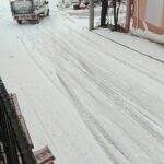 Pamukkale’de kar yağışının ardından buzlanan yolda kamyonet kontrolü kaybetti, o anlar kaydedildi.