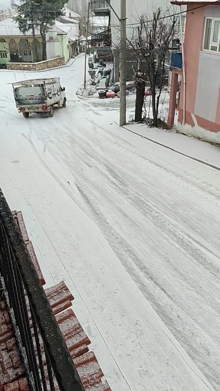 Pamukkale’de kar yağışının ardından buzlanan yolda kamyonet kontrolü kaybetti, o anlar kaydedildi. Pamukkale’de kar yağışının ardından buzlanan yolda kamyonet kontrolü kaybetti, o anlar kaydedildi.