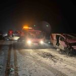 Kırıkkale’de kar nedeniyle oluşan zincirleme kazada bir kişi yaralandı, olay anı kameraya yansıdı.