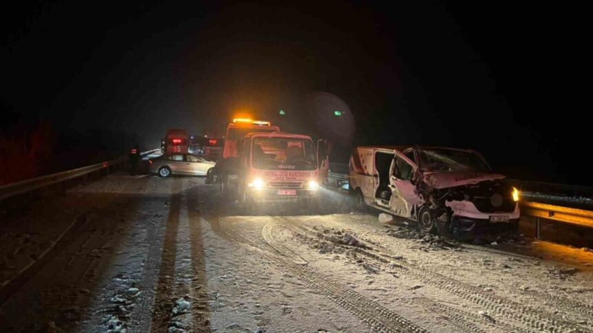 Kırıkkale’de kar nedeniyle oluşan zincirleme kazada bir kişi yaralandı, olay anı kameraya yansıdı. Kırıkkale’de kar nedeniyle oluşan zincirleme kazada bir kişi yaralandı, olay anı kameraya yansıdı.