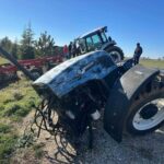 Uşak’ta traktör ile kamyonet çarpıştı, sürücü hastaneye kaldırıldı. Traktör parçalandı.