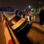 Antalya’da kaygan yolda kontrolden çıkarak tahliye kanalına düşen otomobilin sürücüsü kaza yapmadan kurtuldu.