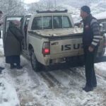 Devrek’te yoğun kar nedeniyle ambulansın ulaşamadığı köydeki kanser hastasına yardım edildi.