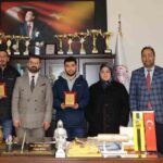 Bayburt’ta kanser tarama hizmetlerinde en yüksek başarıyı gösteren 3 aile hekimi ve hemşire ödüllendirildi.