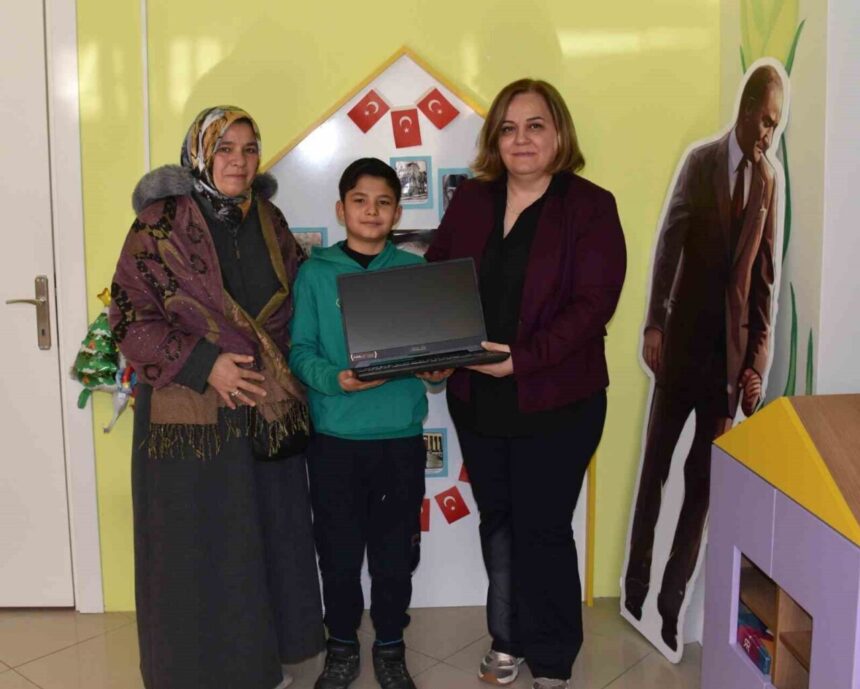 Eskişehir’de düzenlenen el sanatları sergisi, kanser tedavisi gören bir çocuğun bilgisayar hayalini gerçekleştirdi. Eskişehir’de düzenlenen el sanatları sergisi, kanser tedavisi gören bir çocuğun bilgisayar hayalini gerçekleştirdi.