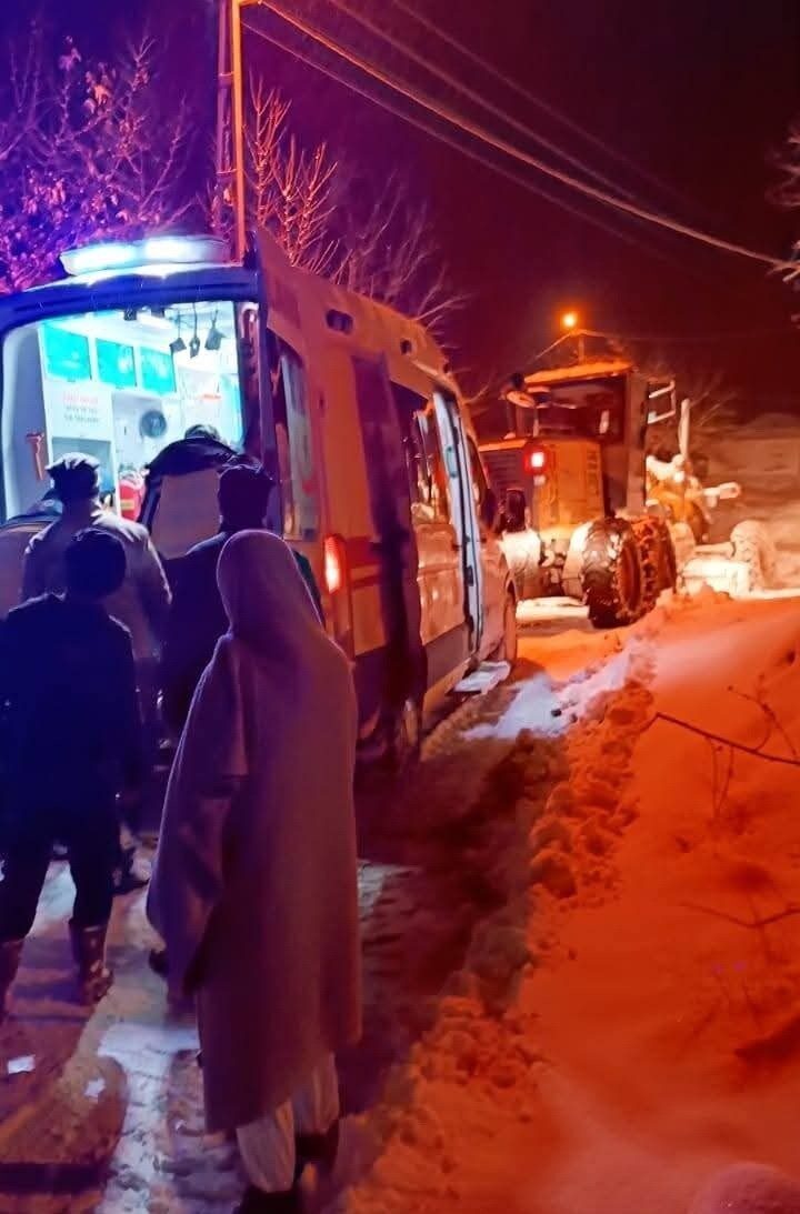 Gölbaşı’nda Kar Yağışı Nedeniyle Hasta İçin Acil Yardım Ekipleri Seferber Oldu