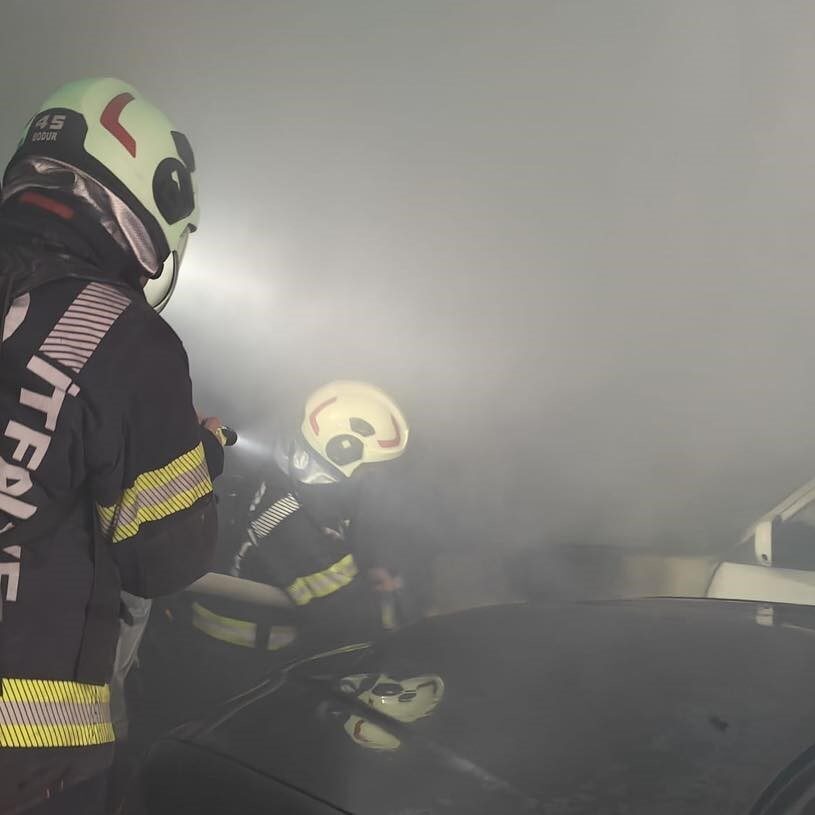 Pamukkale’de kapalı otoparkta park halindeki araçta yangın çıktı, itfaiye müdahale etti. Pamukkale’de kapalı otoparkta park halindeki araçta yangın çıktı, itfaiye müdahale etti.