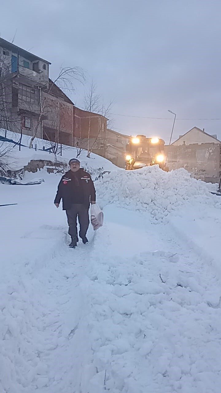 Giresun yaylalarında kar yağışı sebebiyle sahipsiz hayvanlar için beslenme çalışması başlatıldı. Giresun yaylalarında kar yağışı sebebiyle sahipsiz hayvanlar için beslenme çalışması başlatıldı.