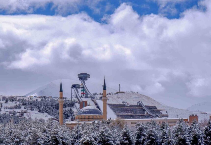 Bölgede çok bulutlu, aralıklı kar yağışlı hava beklenirken buzlanma ve don uyarıları yapıldı. Bölgede çok bulutlu, aralıklı kar yağışlı hava beklenirken buzlanma ve don uyarıları yapıldı.