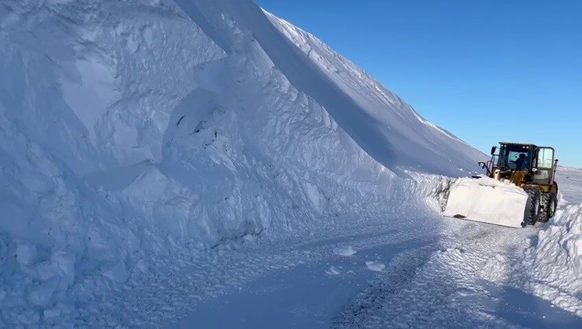 Erzurum’da kar yağışının ardından kapalı köy yolları için karla mücadele ekipleri çalışmalara başladı. Erzurum’da kar yağışının ardından kapalı köy yolları için karla mücadele ekipleri çalışmalara başladı.