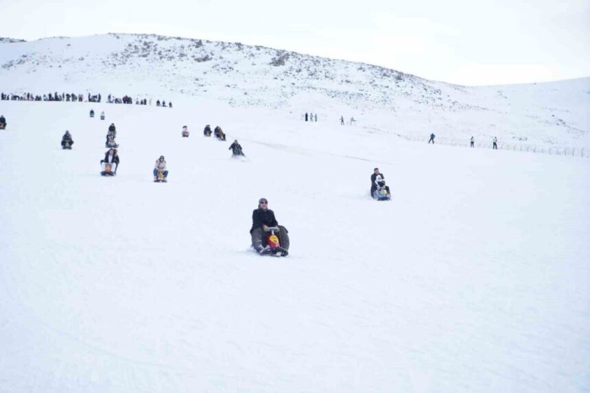 Ketençimen Kayak Merkezi, Niğde’de yoğun kar yağışının ardından ziyaretçilerin ilgisini çekti.