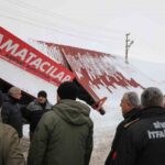 Sivas’ta yoğun kar yağışı sebebiyle bazı iş yerleri önündeki sundurmalar çöktü, can kaybı yok.
