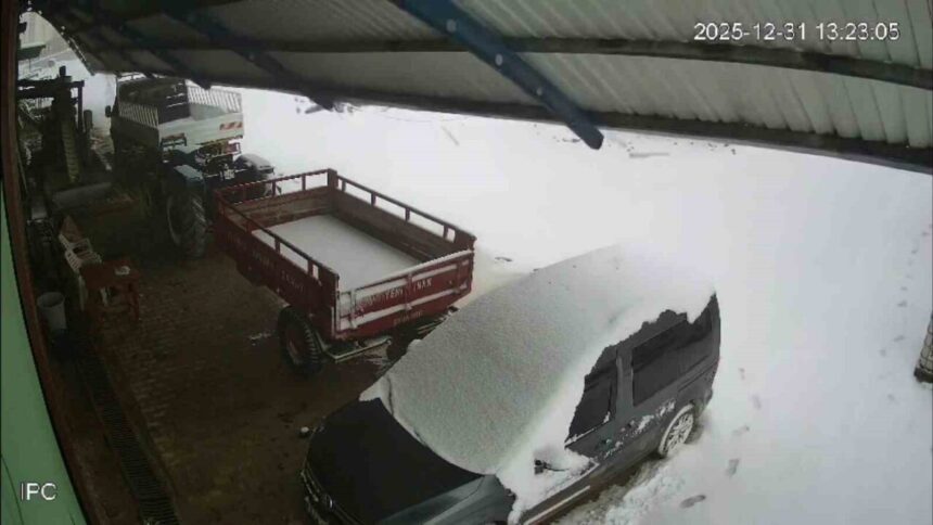 Hatay’da şiddetli kar yağışı, bir zeytinyağı fabrikasının çatısının çökmesine yol açtı.