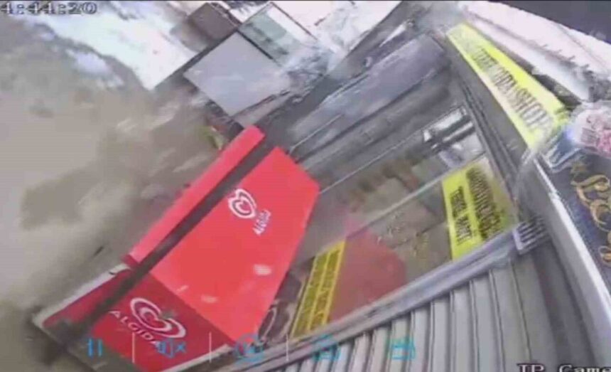 Hatay’da yoğun yağış sonrası prefabrik çarşının çatısı çöktü, yaralanan olmadı.