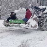 Niksar’da cenaze aracı yolda kalınca naaş, iş makinesiyle köye taşınarak defnedildi.