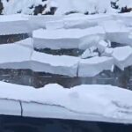 Bitlis’te çatıda biriken kar, iş makinesinin üzerine düşerek paniğe sebep oldu.