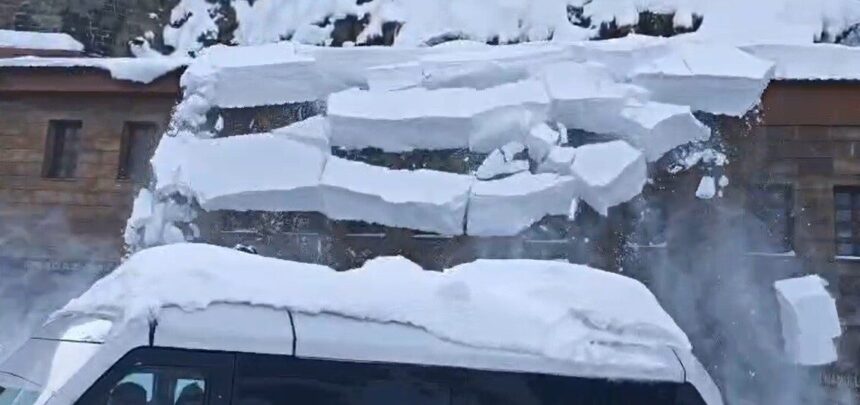 Bitlis’te çatıda biriken kar, iş makinesinin üzerine düşerek paniğe sebep oldu.
