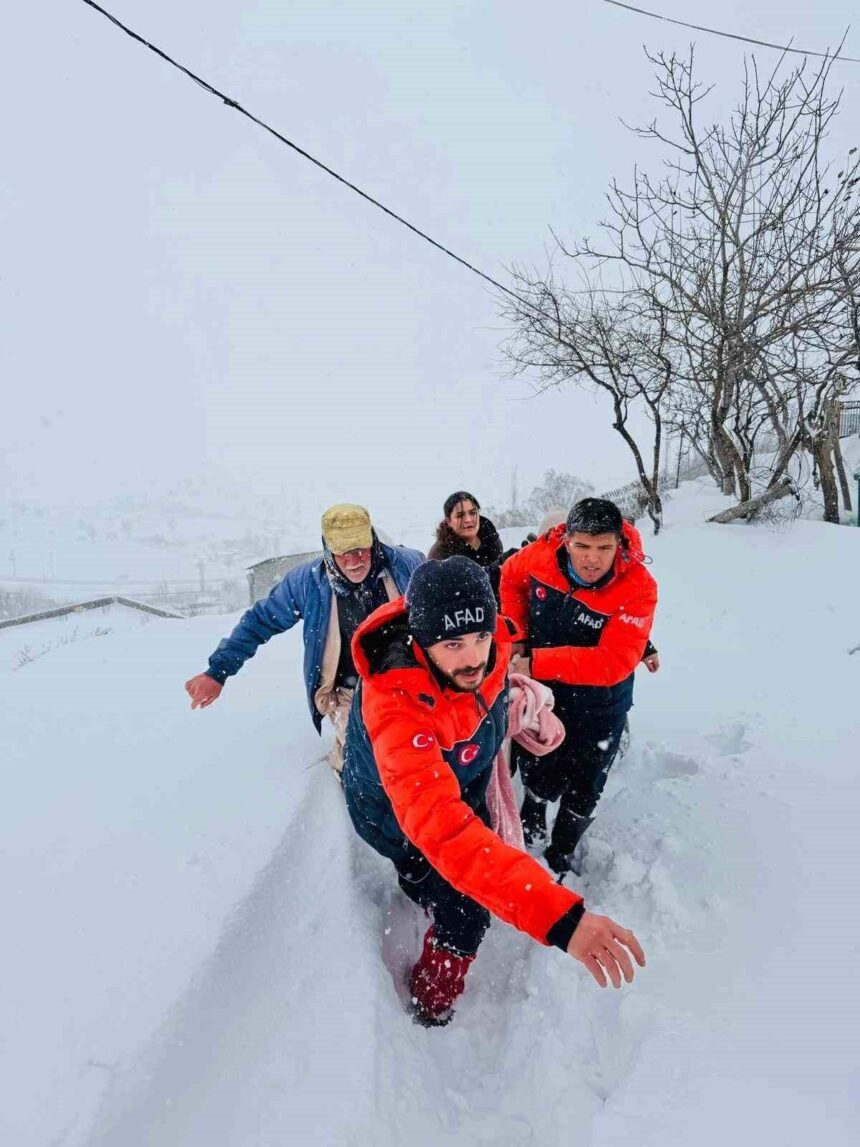 Şırnak’ta AFAD, kar yağışı nedeniyle yaralı vatandaşa yardım etti