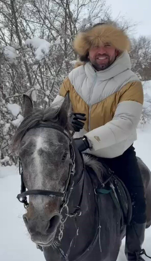 Düzce’de karla kaplı alanda at sıkan Muaythai antrenörü Muhammed Bişgin’in şovuyla ilgili paylaşım yapıldı.