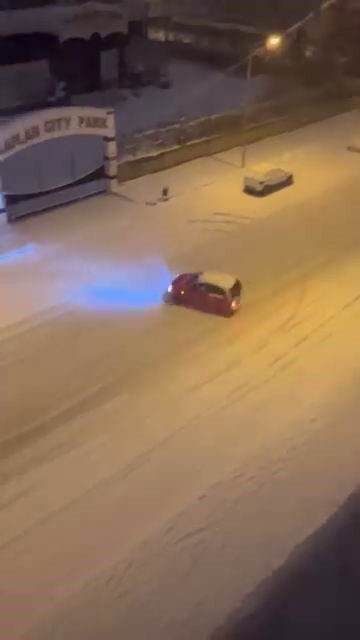 Diyarbakır’da karla kaplı yolda bir otomobil drift yaptı, anlar cep telefonuyla kaydedildi. Diyarbakır’da karla kaplı yolda bir otomobil drift yaptı, anlar cep telefonuyla kaydedildi.