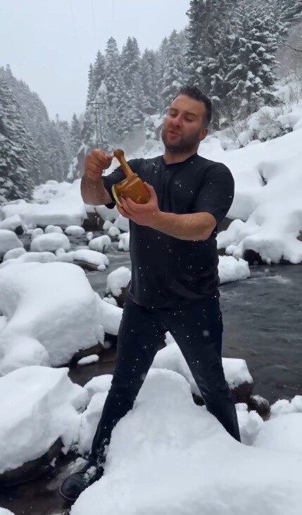 Soğuk Havada Dereye Girerek Ürününü Tanıtan İşletme Sahibi Dikkat Çekti