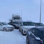 Bitlis’in Tatvan ilçesindeki Rahva bölgesinde kar yağışı ve buzlanma nedeniyle trafik kazaları yaşandı.