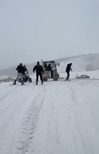 Kar yağışını fırsata çeviren gençler, kış eğlencesinin tadını çıkardı.