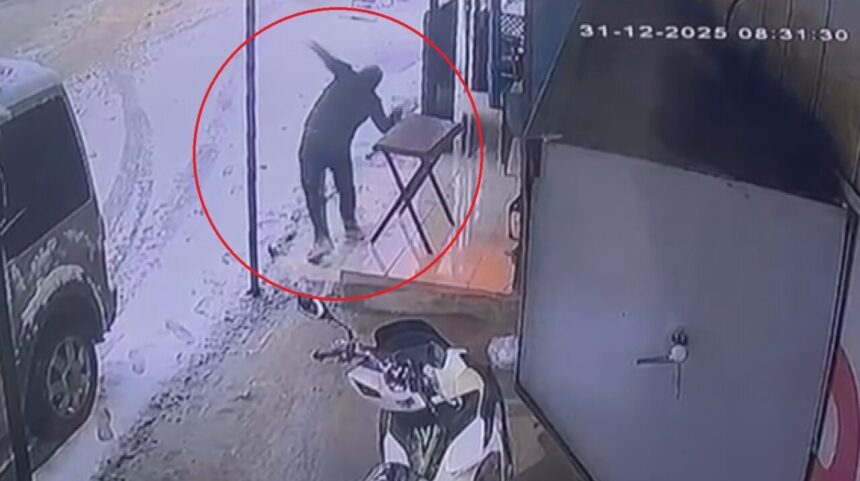 Hatay’da kar yağışı sonrası kaygan fayans zemininde düşenlerin anları güvenlik kameralarına yansıdı.