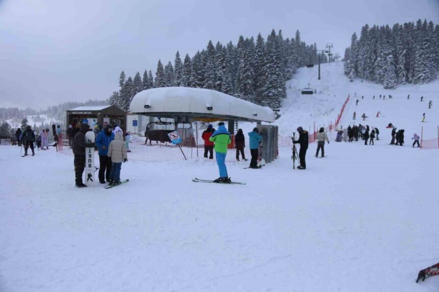 Ilgaz Dağı’ndaki Yurduntepe Kayak Merkezi, sezon açılışıyla birlikte yoğun ziyaretçi akınına uğruyor.