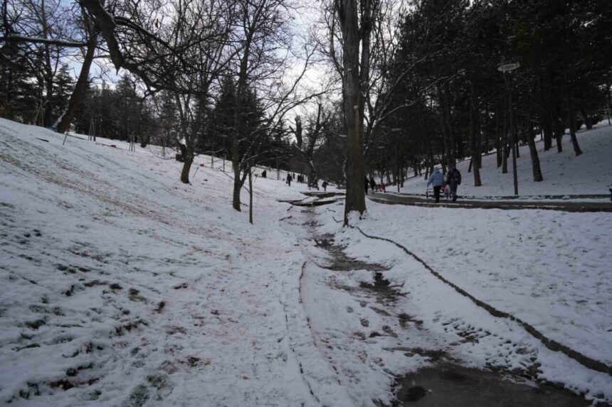 Başkent’te kar yağışıyla yeni yıla beyaz bir merhaba! Ankaralılar parklarda keyifli anlar yaşadı.