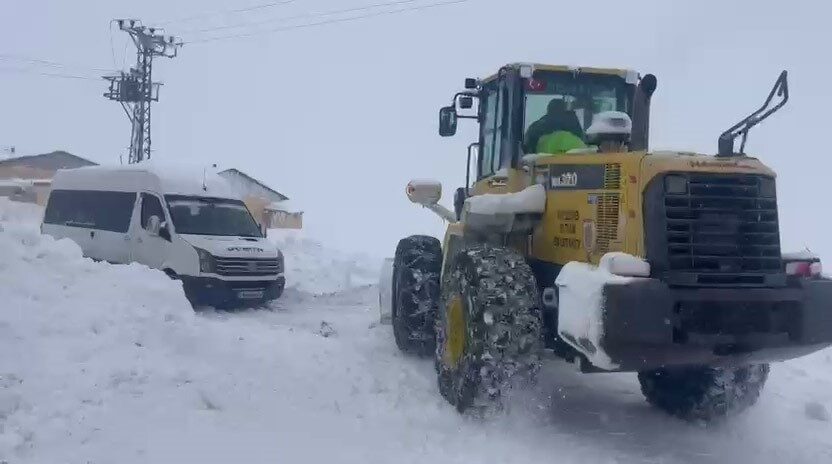 Sivas’ta kar sebebiyle cenaze işlemleri zorlaştı, İstanbul’da hayatını kaybeden Hüseyin Kaya, uzun bir mücadelenin ardından toprağa verilebildi. Sivas’ta kar sebebiyle cenaze işlemleri zorlaştı, İstanbul’da hayatını kaybeden Hüseyin Kaya, uzun bir mücadelenin ardından toprağa verilebildi.