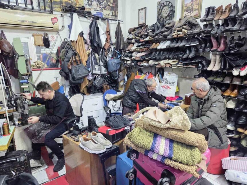 Kışın Soğuk Hava, Ayakkabı Tamircilerine Can Sıkan Talep Getirdi Kışın Soğuk Hava, Ayakkabı Tamircilerine Can Sıkan Talep Getirdi