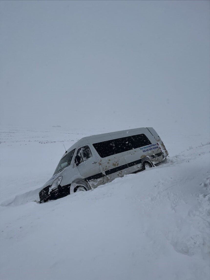Ardahan’da kar nedeniyle mahsur kalan 11 yolcu, jandarma tarafından kurtarıldı. Ardahan’da kar nedeniyle mahsur kalan 11 yolcu, jandarma tarafından kurtarıldı.