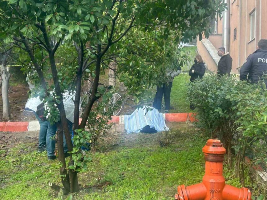 Karabük’te 5. kattan düşen yaşlı kadın hayatını kaybetti. Karabük’te 5. kattan düşen yaşlı kadın hayatını kaybetti.